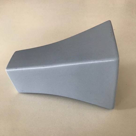 A flower vase in a unusual beautiful baby blue color - Picture 1 of 4